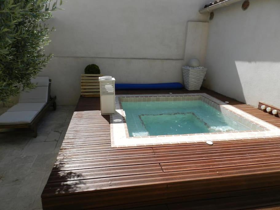 Le Maset Des Aires Avec Vue Sur Le Luberon Et Son Jacuzzi Exterieur Disponible De Juin A Mi-Septembre Leilighet Maubec  Eksteriør bilde